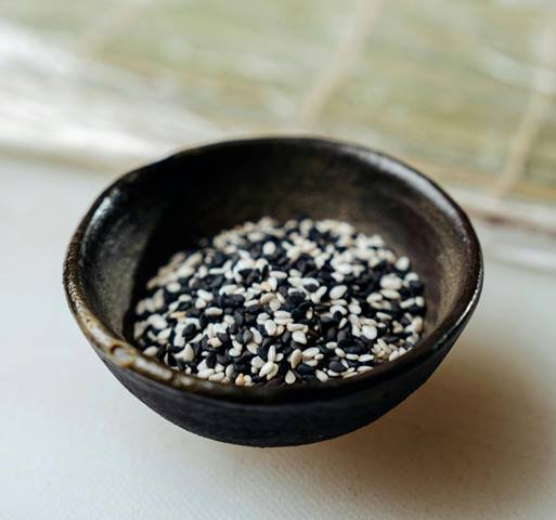 "Bowl of sesame seeds, a natural and calcium-rich alternative to milk."